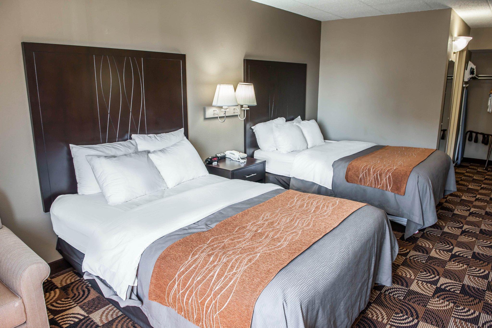 Comfort Inn & Suites North At The Pyramids Indianapolis Exterior photo
