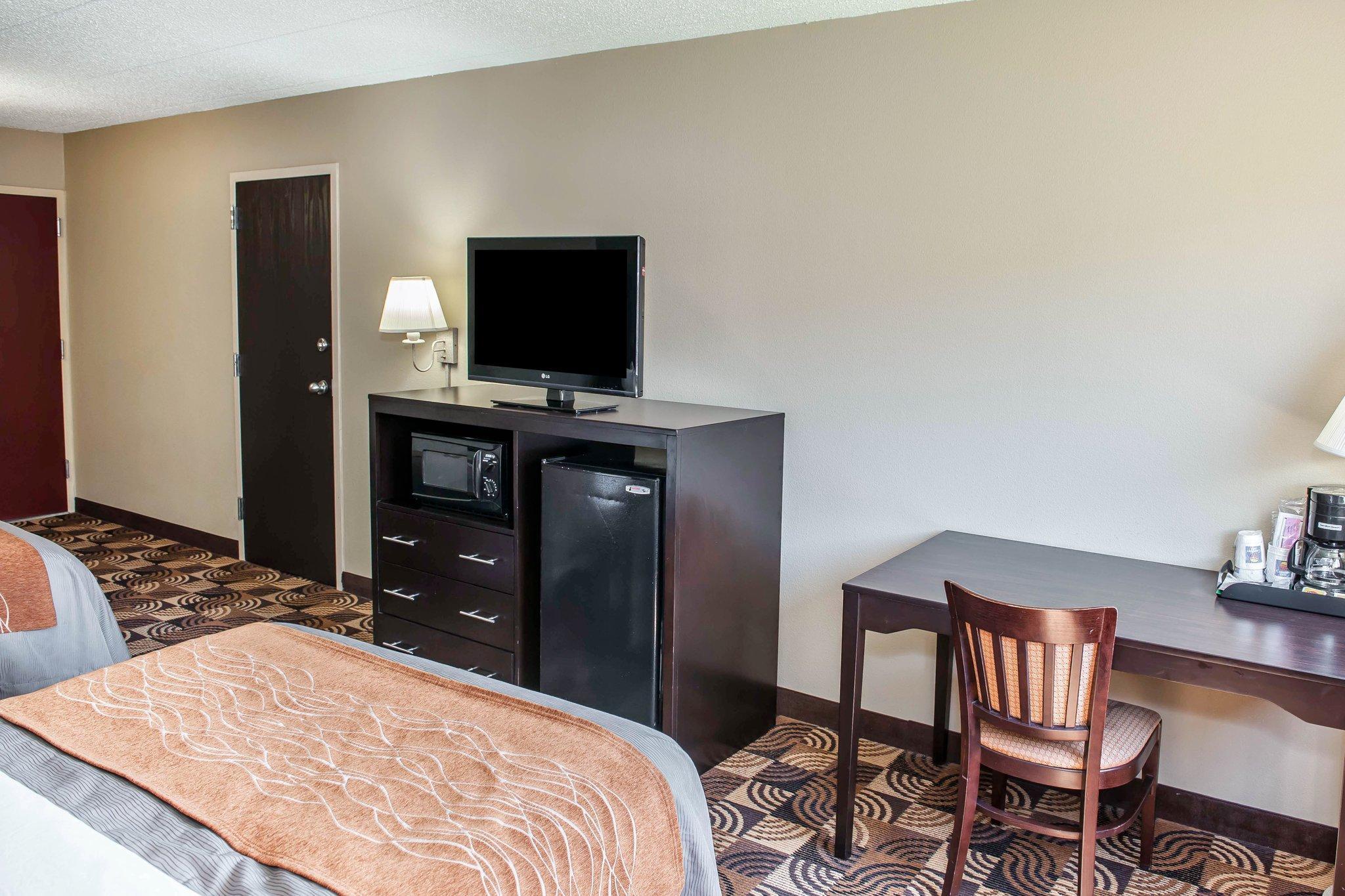 Comfort Inn & Suites North At The Pyramids Indianapolis Exterior photo