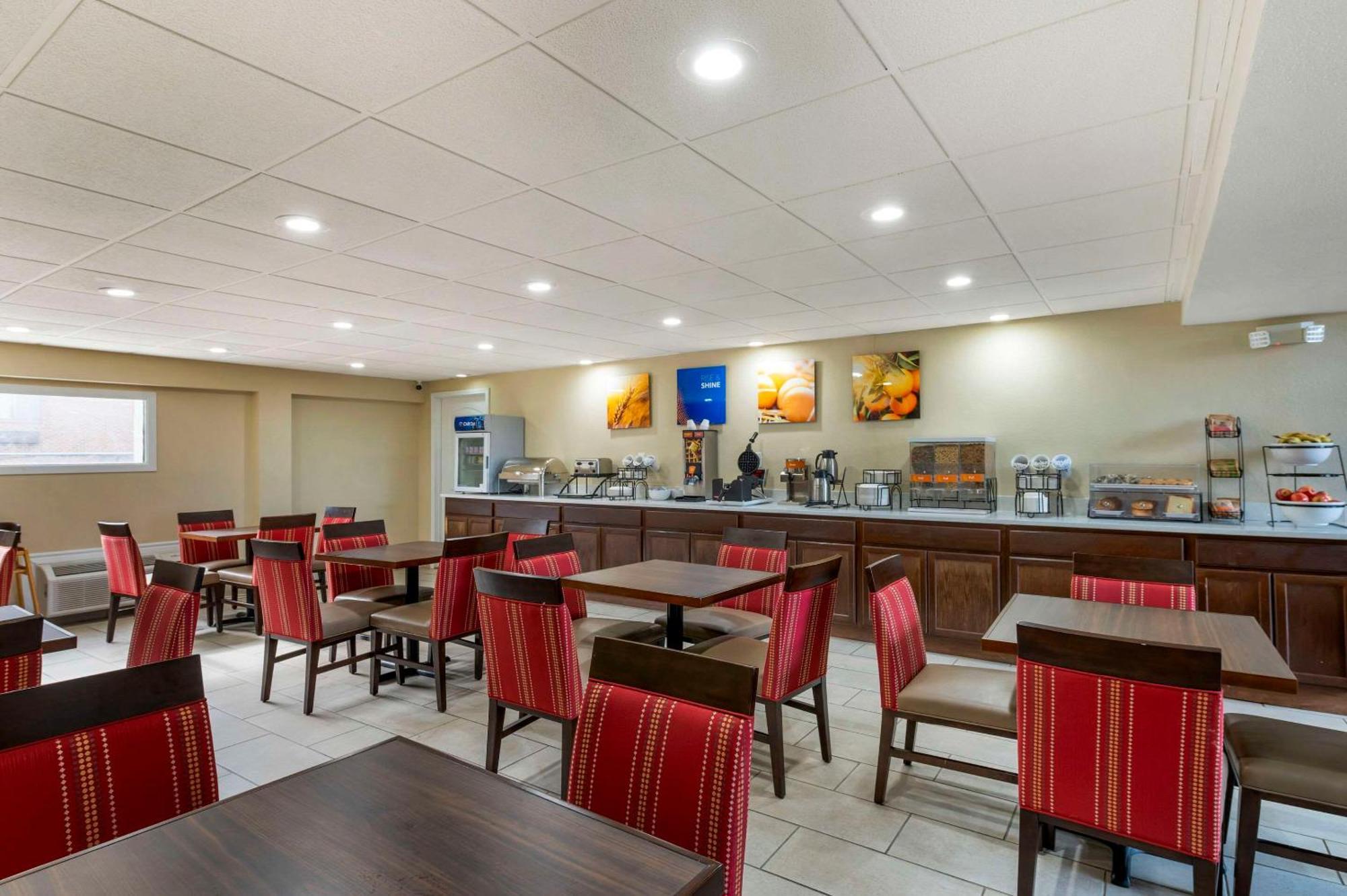 Comfort Inn & Suites North At The Pyramids Indianapolis Exterior photo