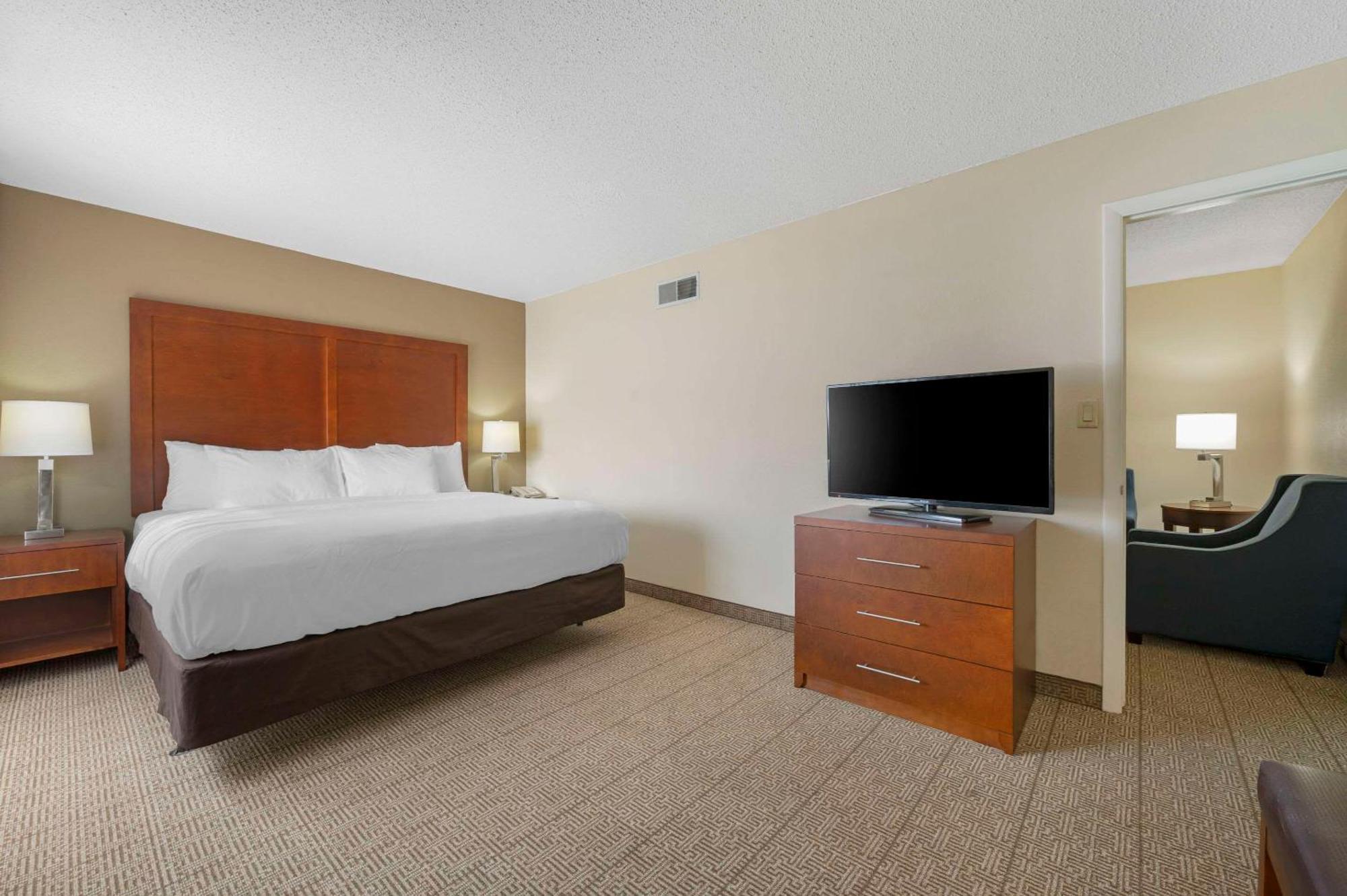 Comfort Inn & Suites North At The Pyramids Indianapolis Exterior photo