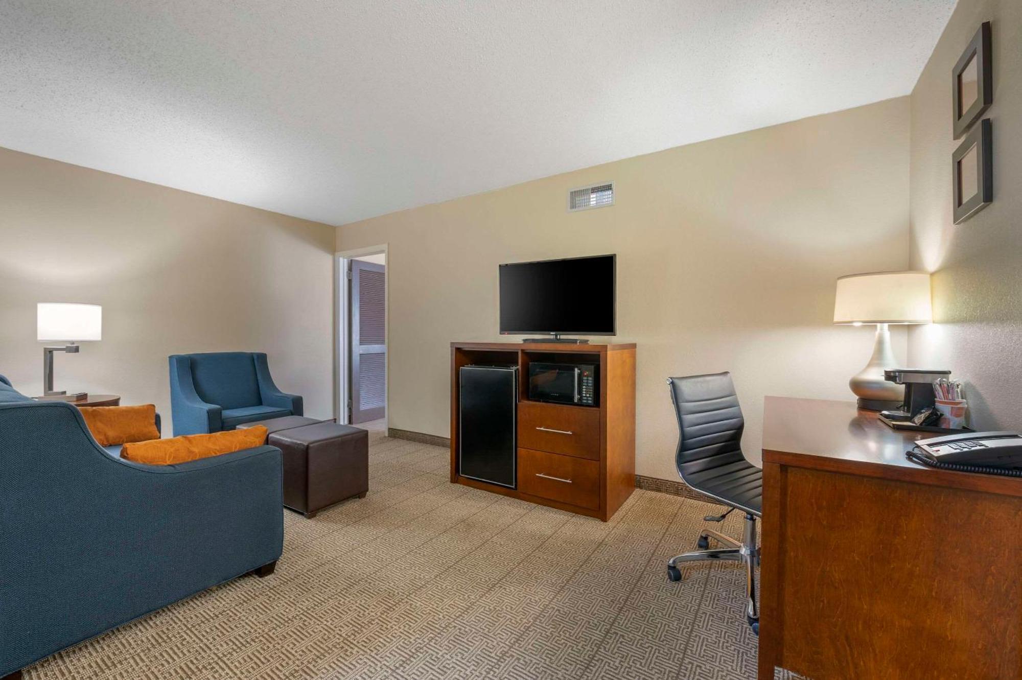 Comfort Inn & Suites North At The Pyramids Indianapolis Exterior photo