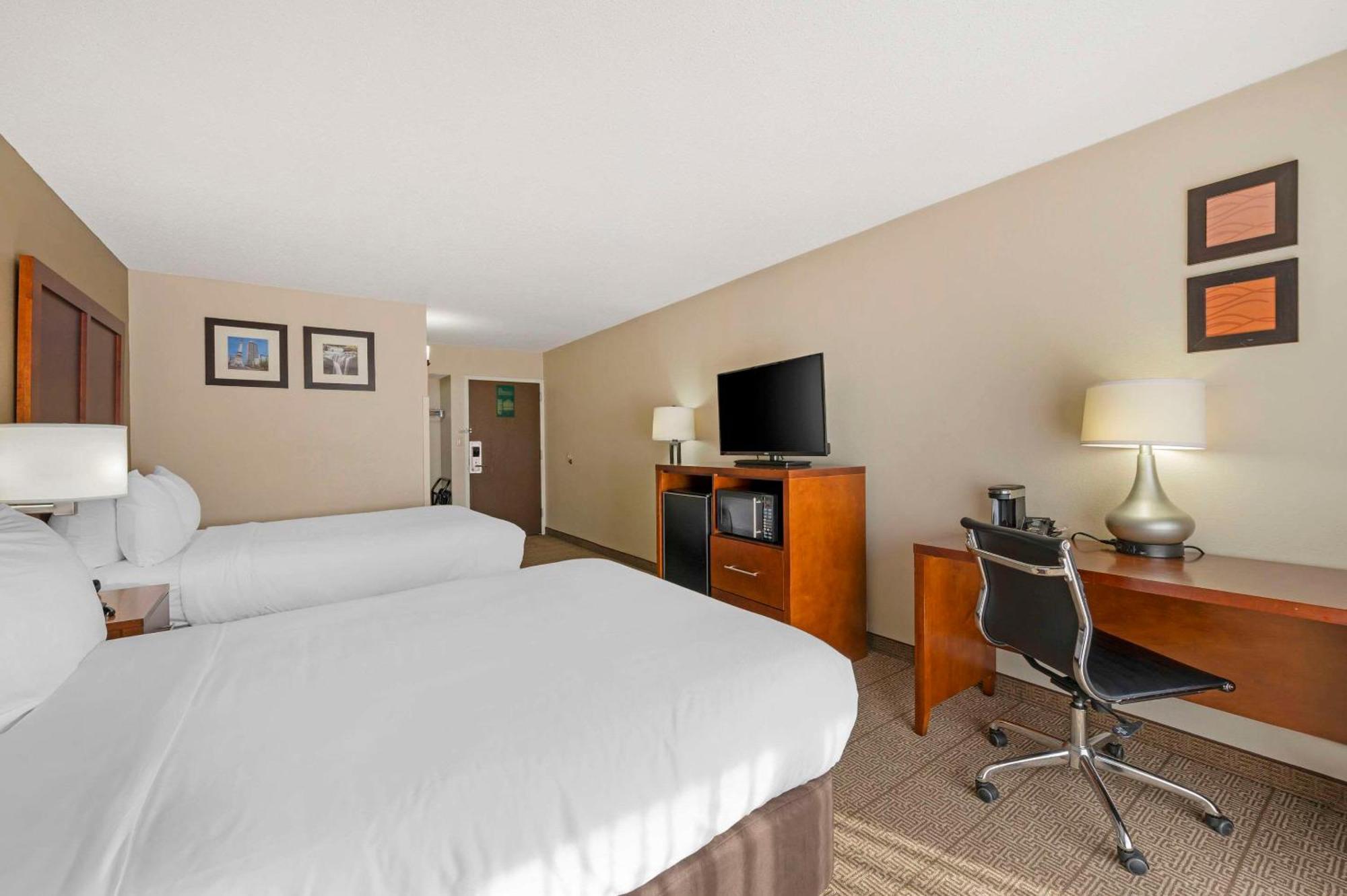 Comfort Inn & Suites North At The Pyramids Indianapolis Exterior photo