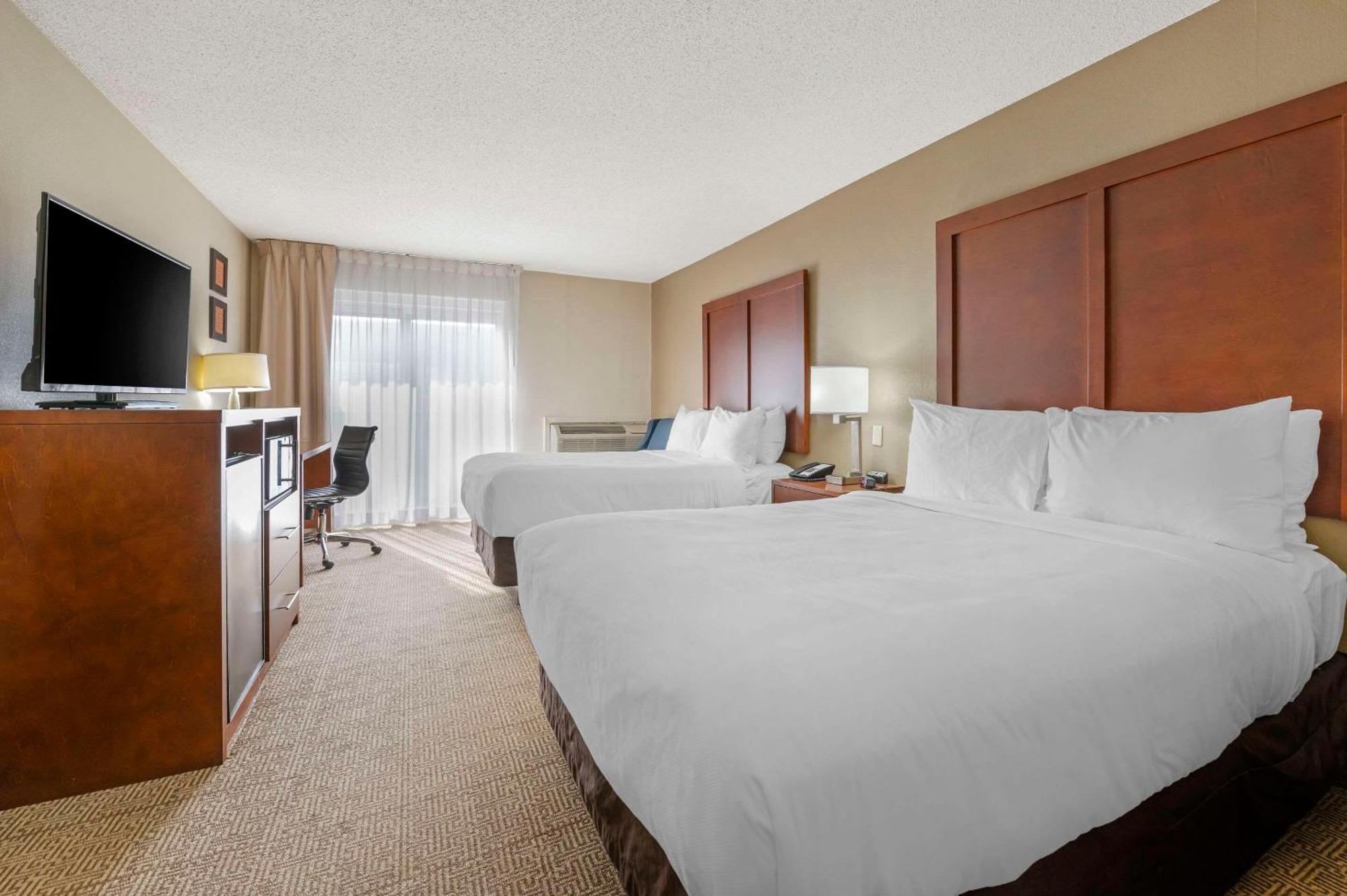 Comfort Inn & Suites North At The Pyramids Indianapolis Exterior photo