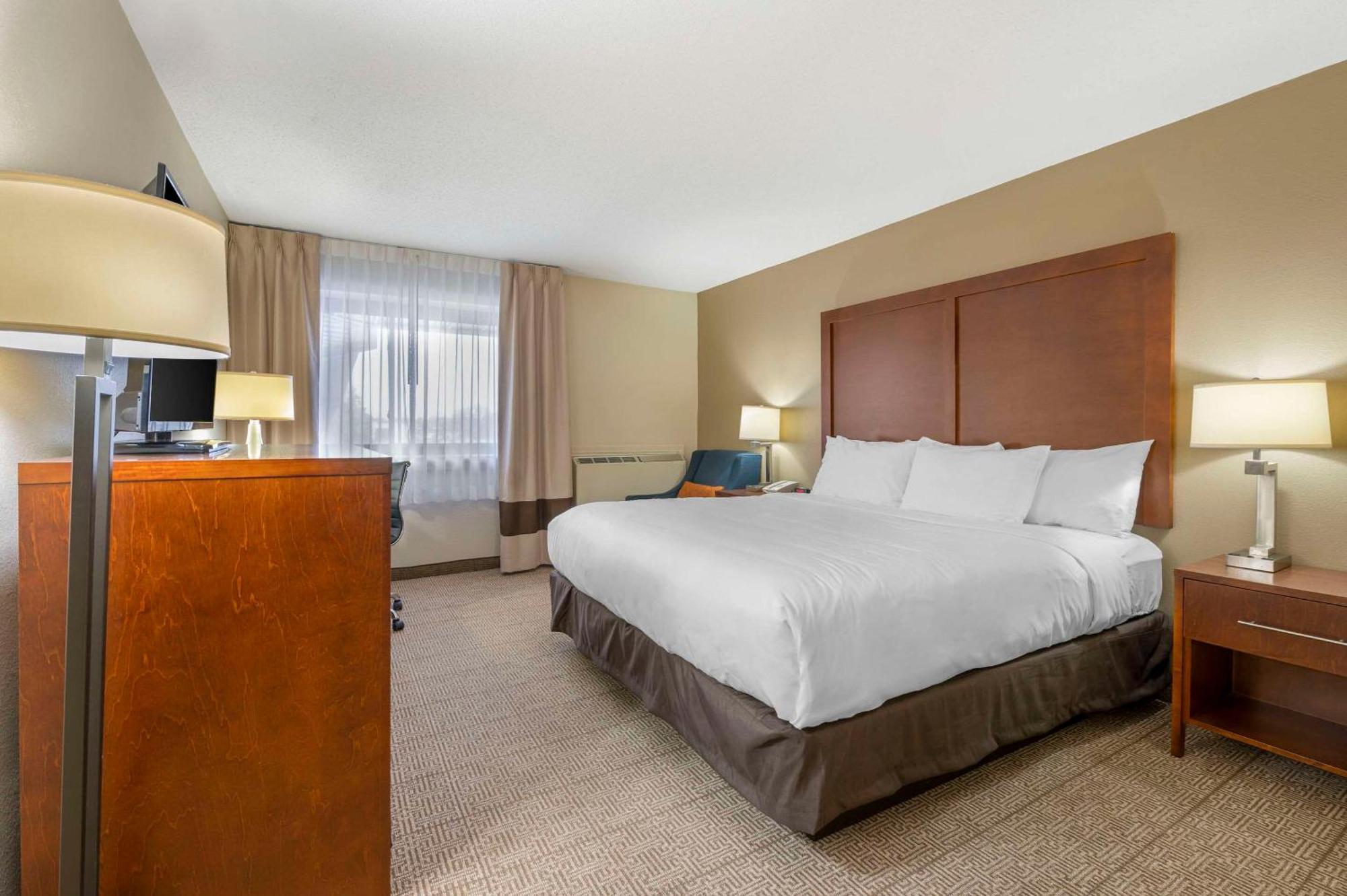 Comfort Inn & Suites North At The Pyramids Indianapolis Exterior photo