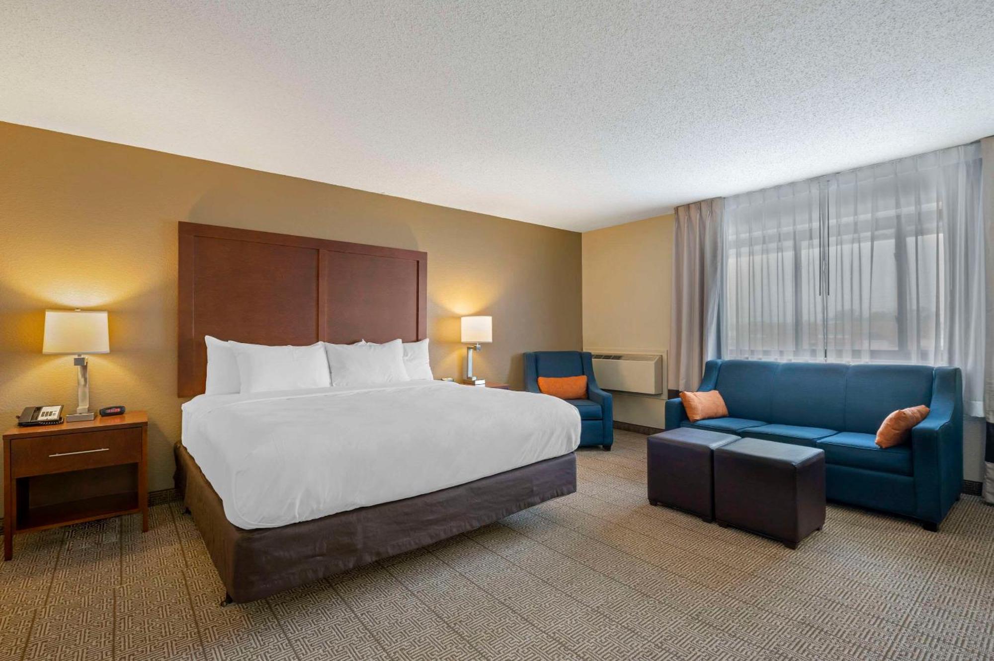 Comfort Inn & Suites North At The Pyramids Indianapolis Exterior photo