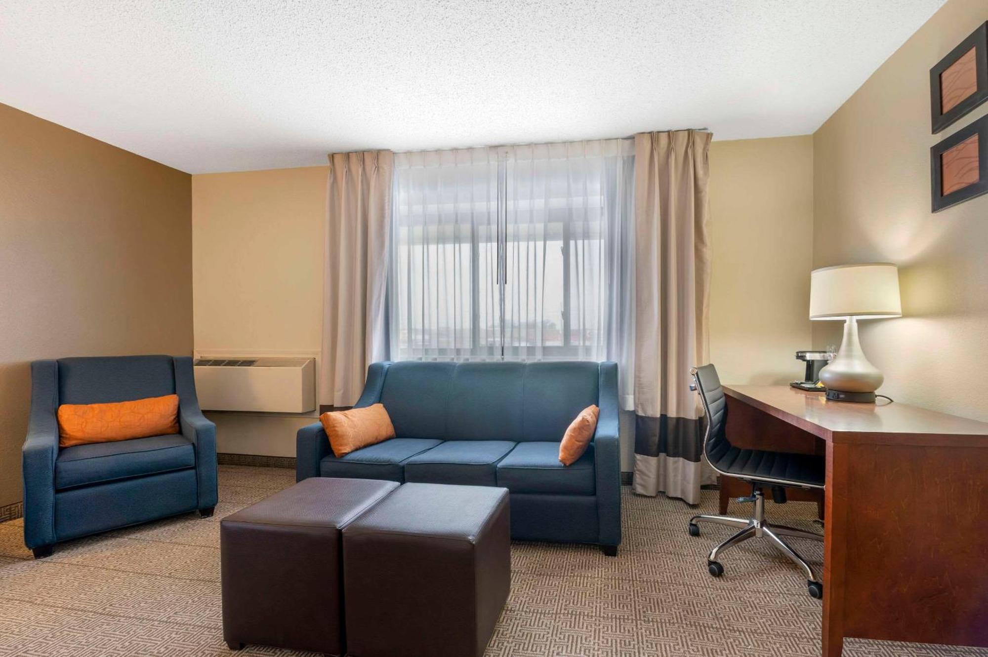 Comfort Inn & Suites North At The Pyramids Indianapolis Exterior photo
