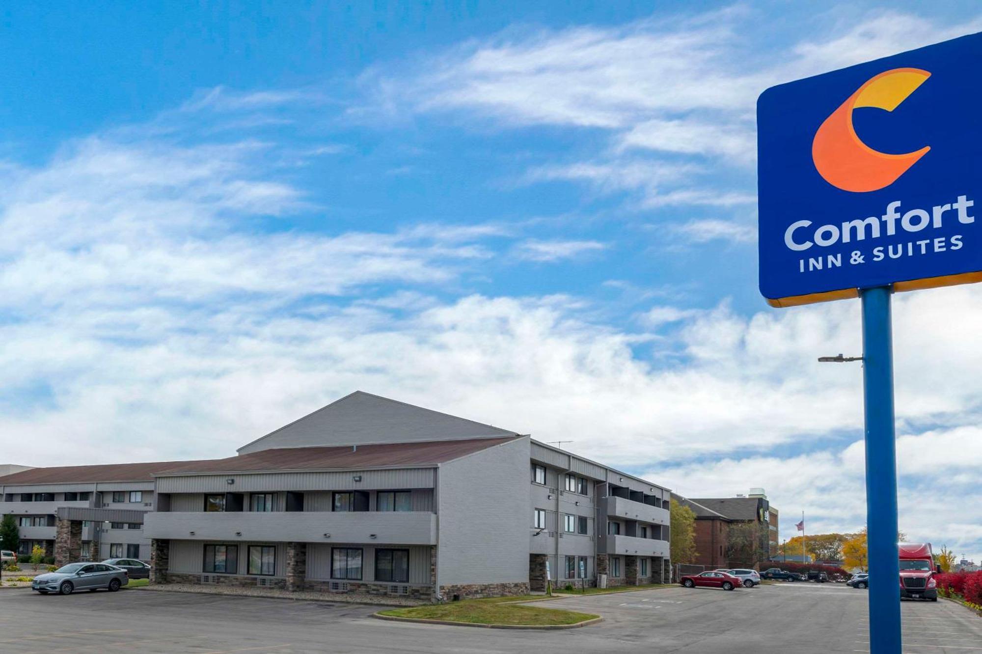 Comfort Inn & Suites North At The Pyramids Indianapolis Exterior photo