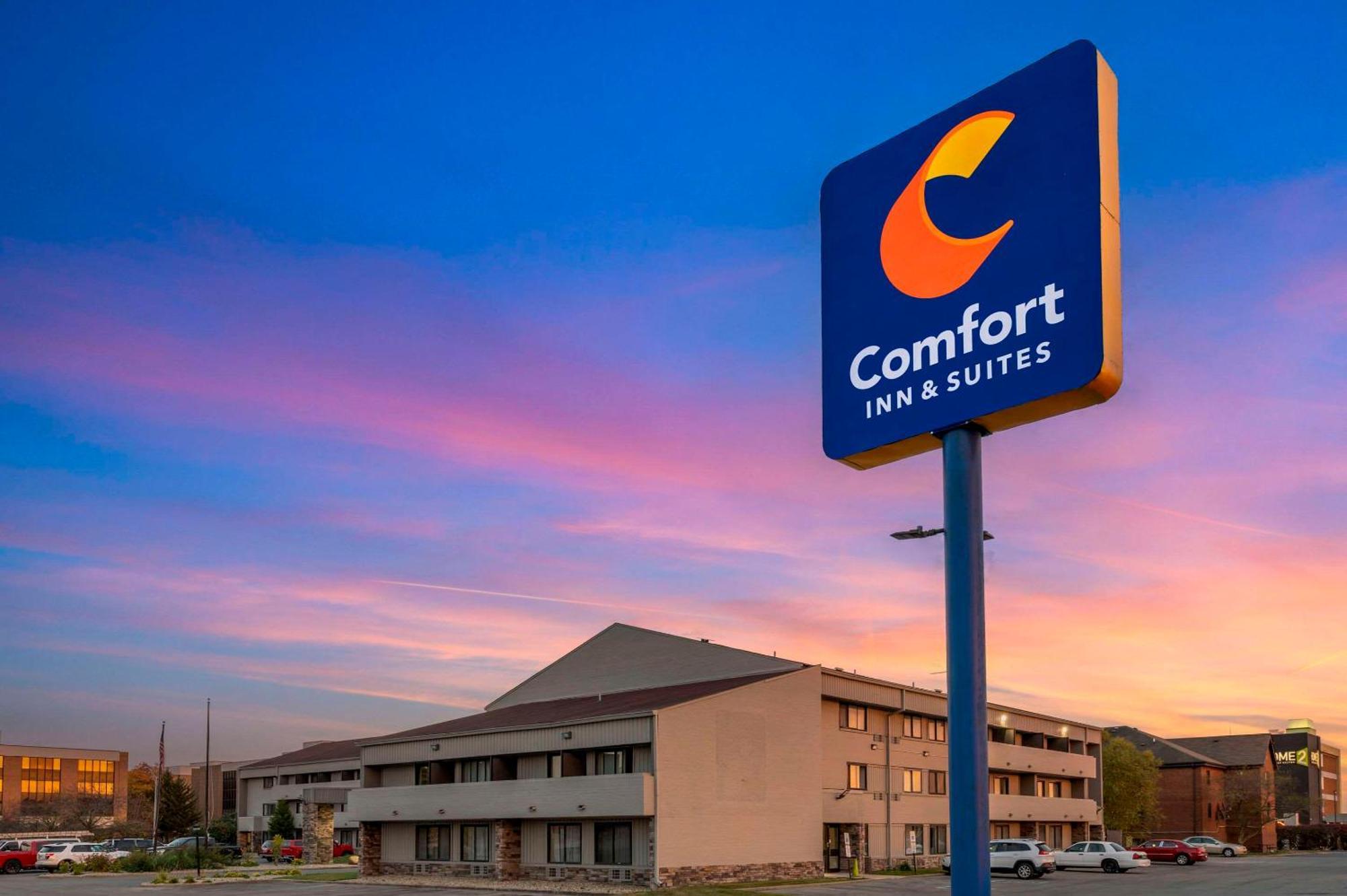 Comfort Inn & Suites North At The Pyramids Indianapolis Exterior photo