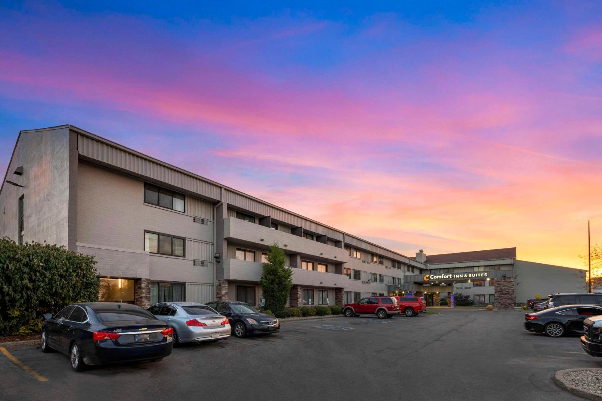 Comfort Inn & Suites North At The Pyramids Indianapolis Exterior photo