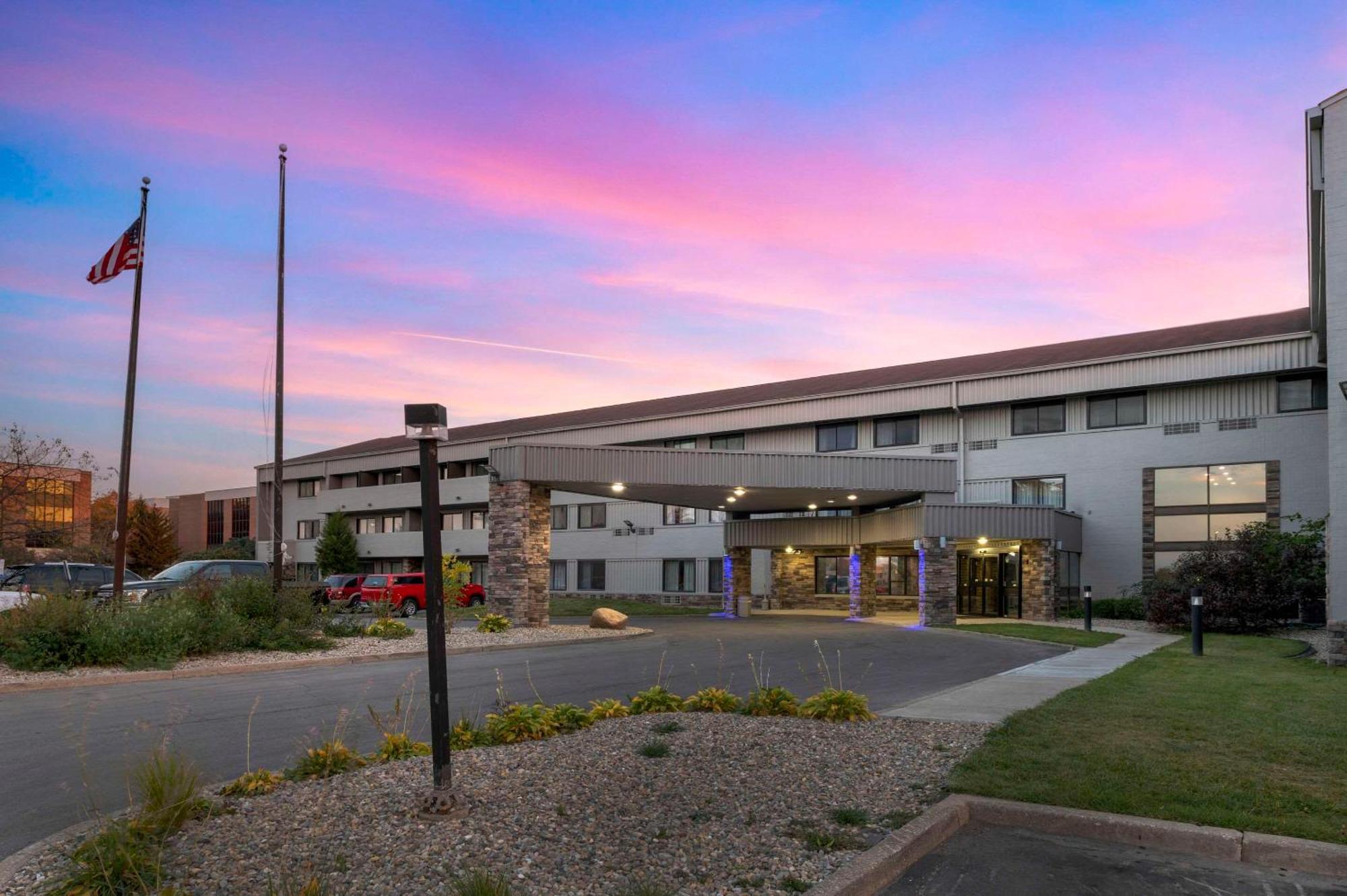 Comfort Inn & Suites North At The Pyramids Indianapolis Exterior photo