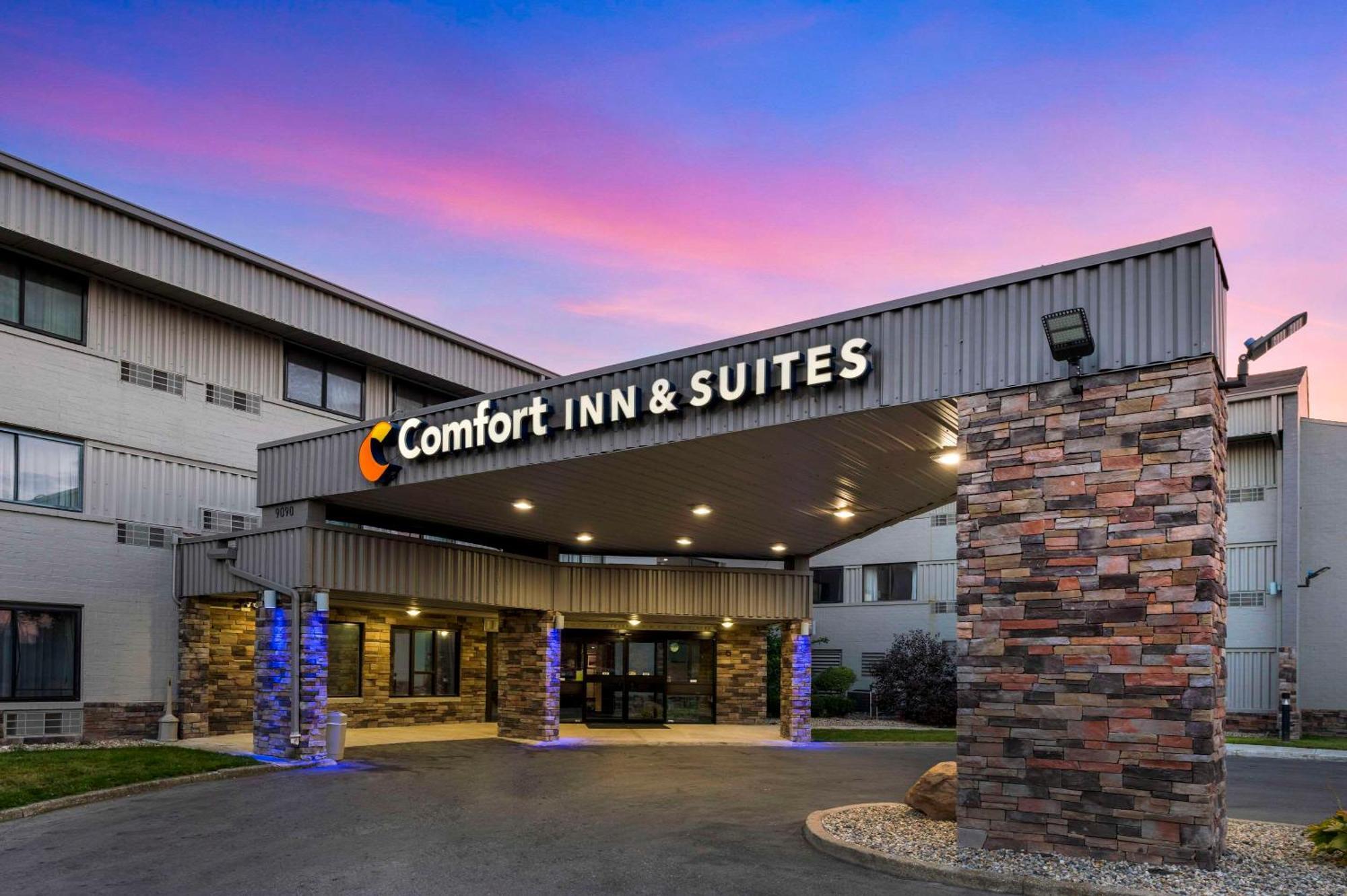 Comfort Inn & Suites North At The Pyramids Indianapolis Exterior photo