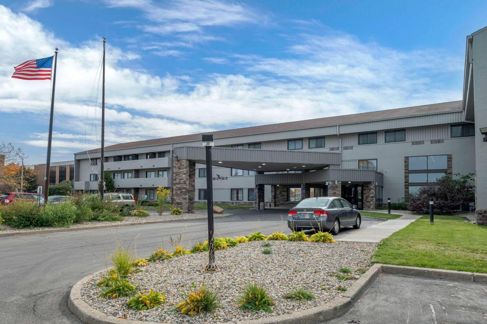 Comfort Inn & Suites North At The Pyramids Indianapolis Exterior photo